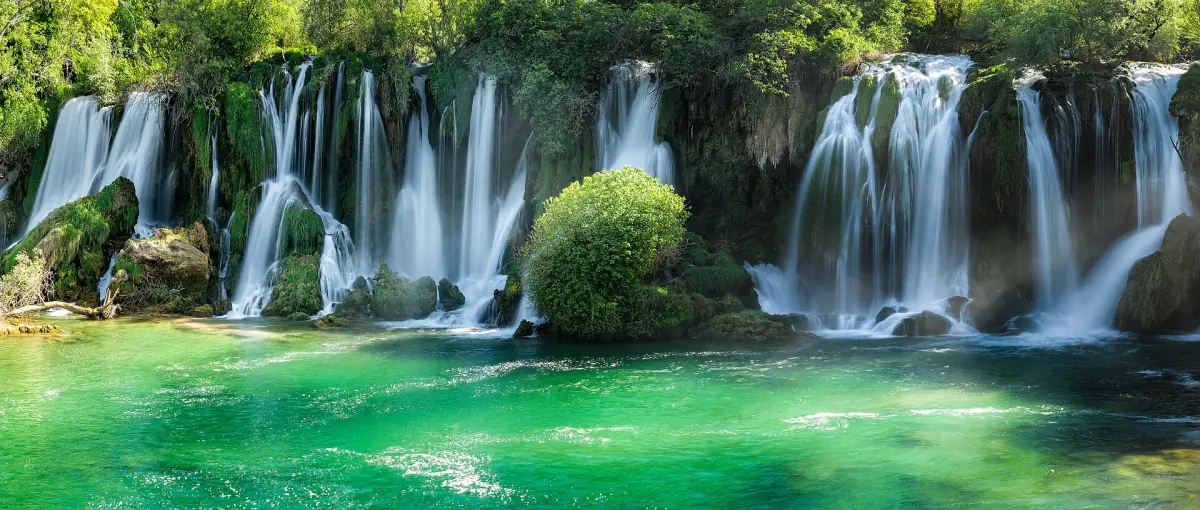 The wide curtain of the Kravica waterfalls